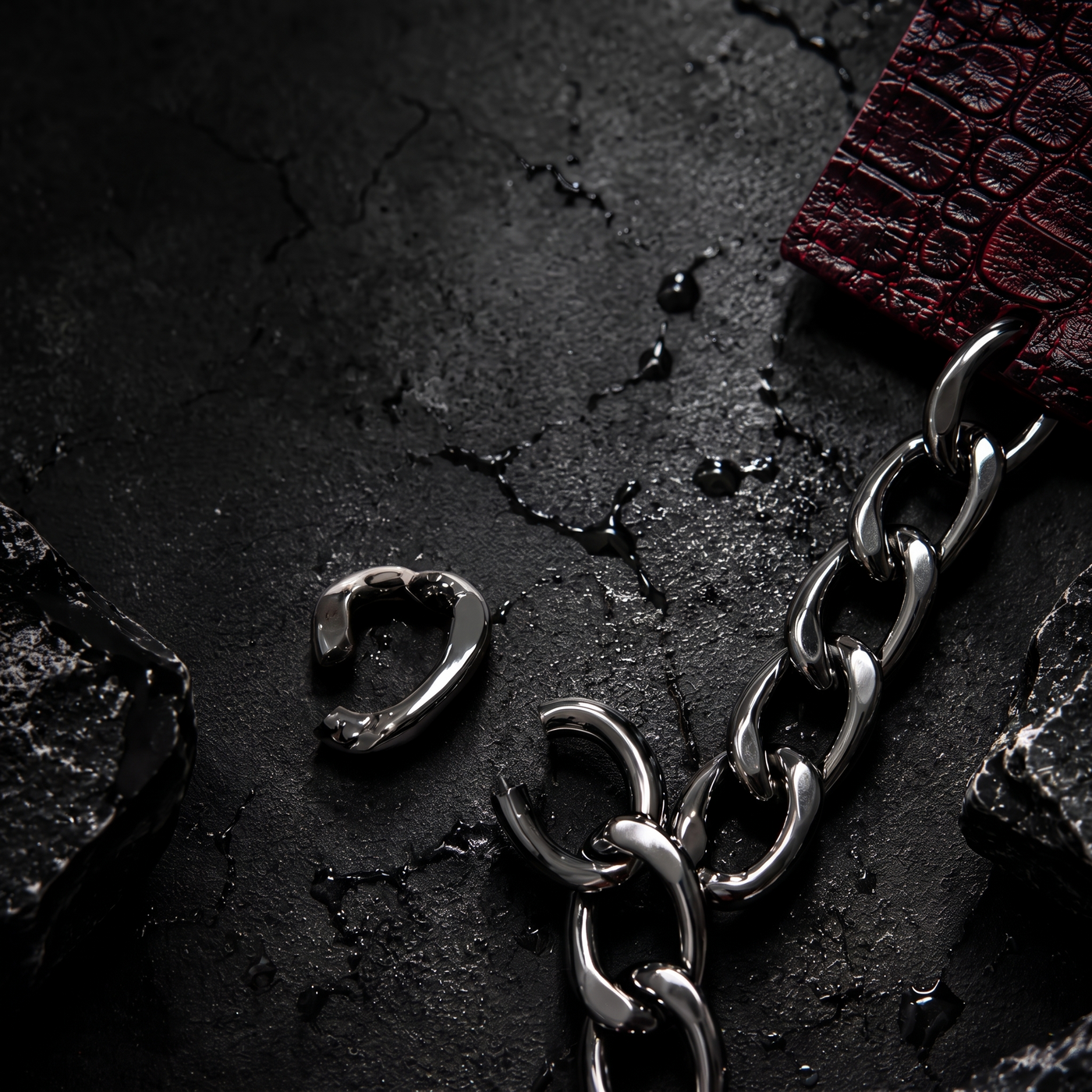 Solid stainless steel curb chain detail