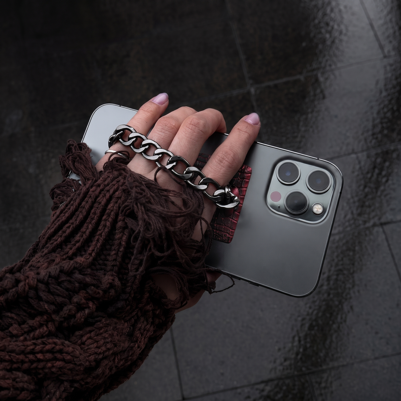 Secure one-handed grip with the chain